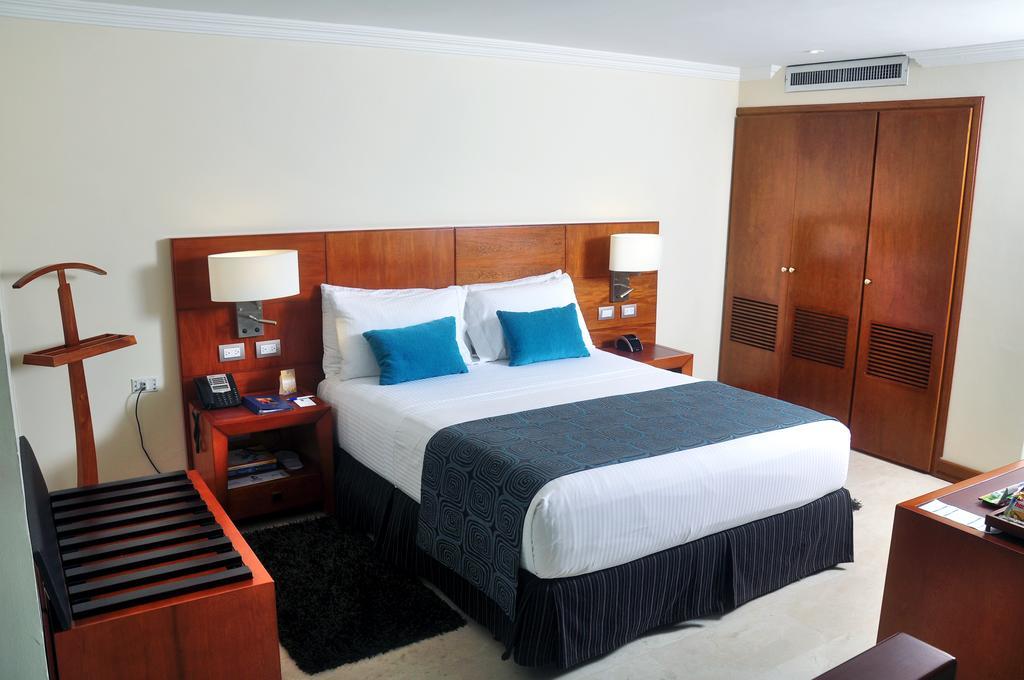 Hotel Dann Carlton Bucaramanga Extérieur photo A room at the hotel